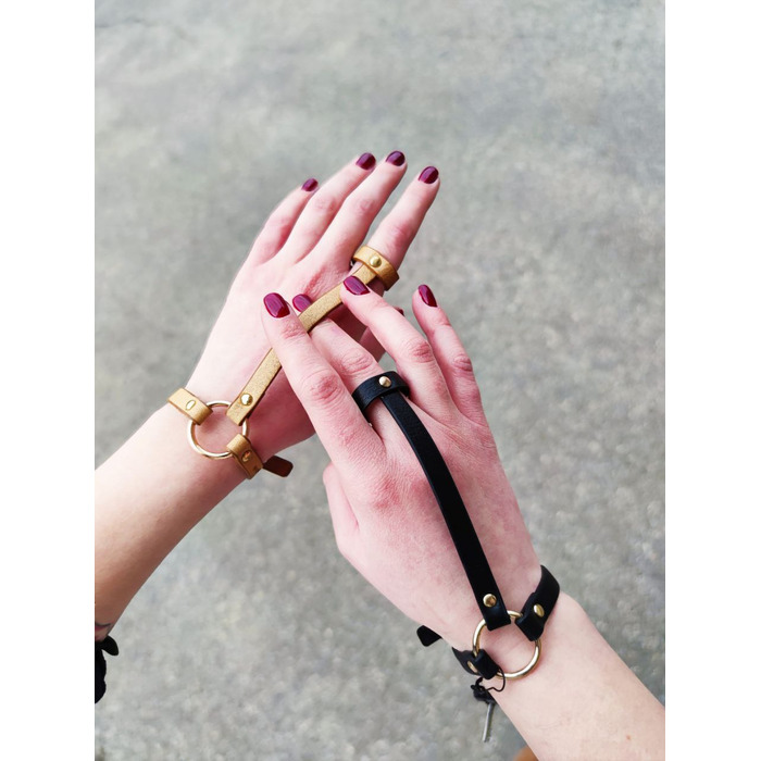 Пара браслетів на зап'ясті та палець Bijoux Indiscrets MAZE Hand Bracelet Harness Brown, екошкіра