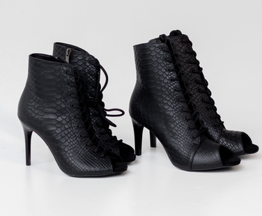 Профессиональные ботильоны для High Heels Gentle из натуральной кожи (черная рептилия), с открытым носком и шнуровкой. Каблук 9,3 см, классическая резиновая подошва.