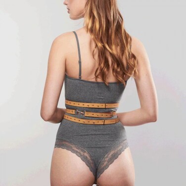 Широкий пояс с наручниками MAZE Bijoux Indiscrets бежевый