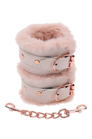 Наручники с мехом Sex & Mischief Peaches'n CreaMe с металлической фурнитурой, розовые